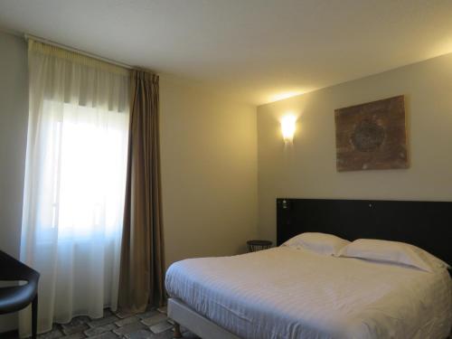 Una cama o camas en una habitación de CIT'HÔTEL LE DAV Clermont-Ferrand Centre