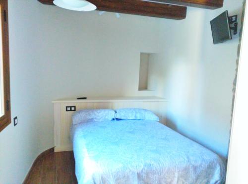 ein Schlafzimmer mit einem Bett in einem weißen Raum in der Unterkunft Apartamento MARIA in Usana