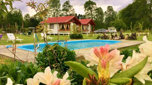 a house with a swimming pool in a yard at Arriendo de Cabañas con Piscina y Entorno Natural, Villarrica in Villarrica