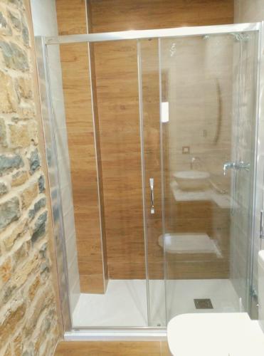 a glass shower in a bathroom with a toilet at Apartamento MARIA in Usana