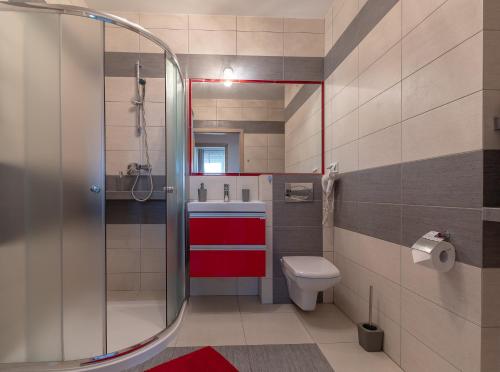 W łazience znajduje się prysznic, toaleta i umywalka. w obiekcie Apartament Metropolia typu deluxe w Warszawie