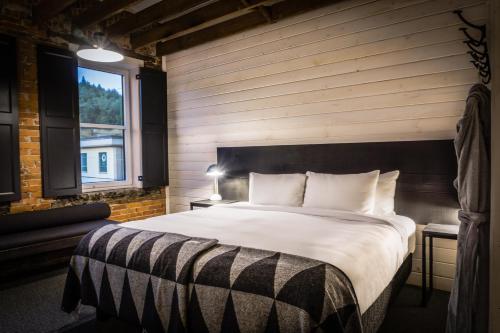 Кровать или кровати в номере Eleven Revelstoke Lodge
