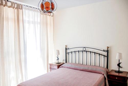 - une chambre avec un lit et une grande fenêtre dans l'établissement Encantador 120 m2 vistas al mar y montaña, à Candelaria
