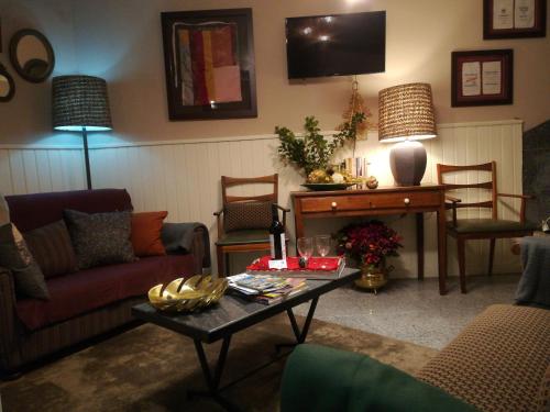 阿爾梅達的住宿－Casa do Ti Messias，客厅配有沙发和桌子