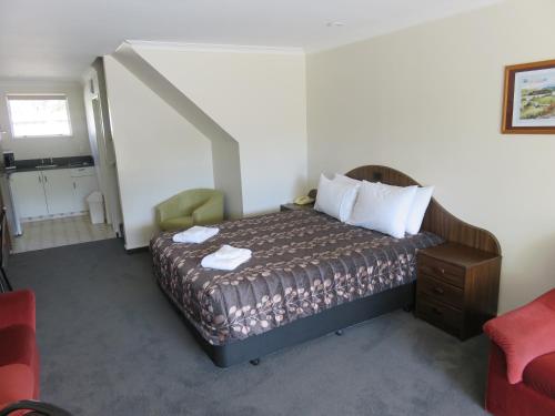 Postel nebo postele na pokoji v ubytování Admirals Motor Lodge