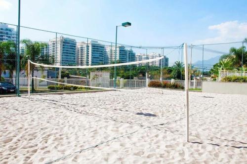 a volleyball court with a net in the sand at Apartamento Bora Bora in Rio de Janeiro