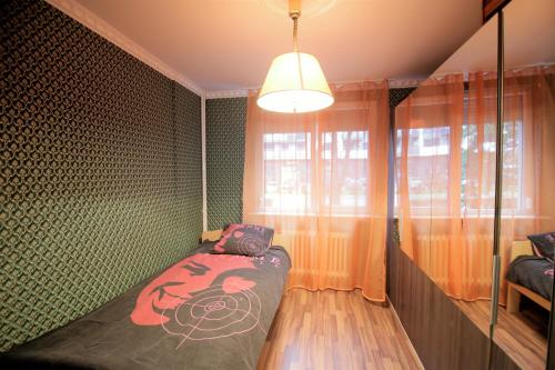 オラデアにあるApt Oradeaの緑の壁紙のベッドルーム1室(ベッド1台付)