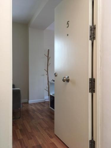 una habitación vacía con una puerta blanca y una mesa en Vidrio Apartment, en Sevilla