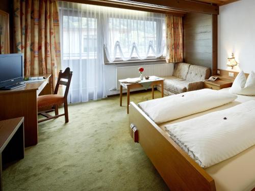 Postel nebo postele na pokoji v ubytování Landhotel Kaserer