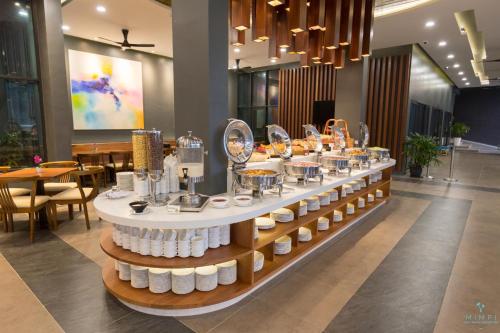 una línea de buffet en un restaurante con una mesa en Mimpi Perhentian, en Islas Perhentian