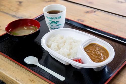 富士宮的住宿－Goraikou Sansou Mt Fuji New 7th Station Fujinomiya Route，盘子上放一碗米饭和一杯咖啡