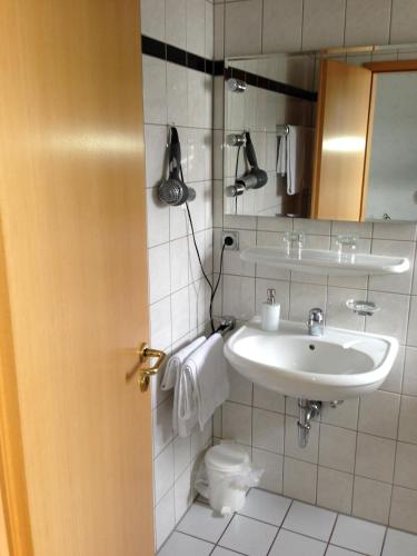 a bathroom with a sink and a mirror at Hotel Schatulle in Laufersweiler