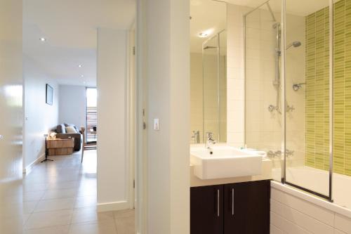 y baño con lavabo y ducha. en The Dolphin Apartments en Apollo Bay