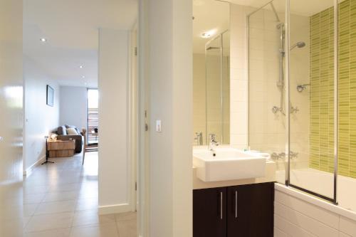 Bilik mandi di The Dolphin Apartments