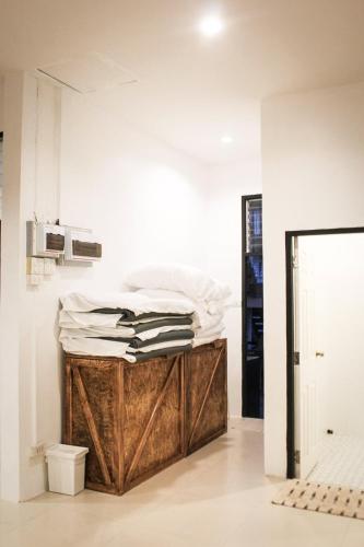 a room with a table with a pile of clothes at Ban Rub Lom Pool Villa 3 difference villas in Rayong