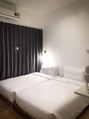 two beds sitting next to each other in a room at Ban Rub Lom Pool Villa 3 difference villas in Rayong