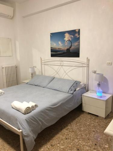 een slaapkamer met een bed met twee handdoeken erop bij Mare D’amare in San Benedetto del Tronto