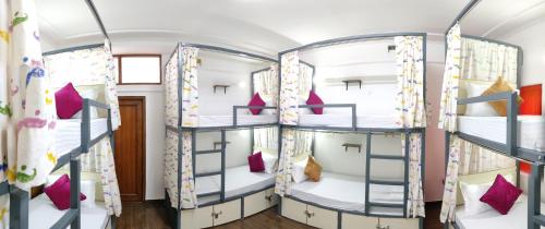 Katil dua tingkat atau katil-katil dua tingkat dalam bilik di Moustache Delhi