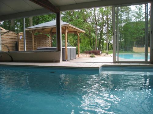 - une piscine avec un kiosque et une maison dans l'établissement Chambres d'Hotes Spa Château d'Omiécourt, à Omiécourt