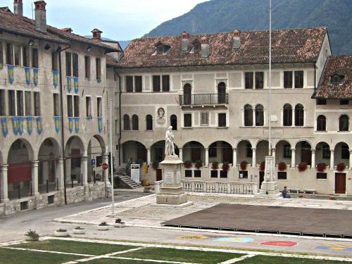 a group of buildings with a statue in a courtyard at Mini Viale Farra in Feltre