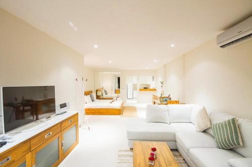 Televisyen dan/atau pusat hiburan di B1 Beachfront Apartments