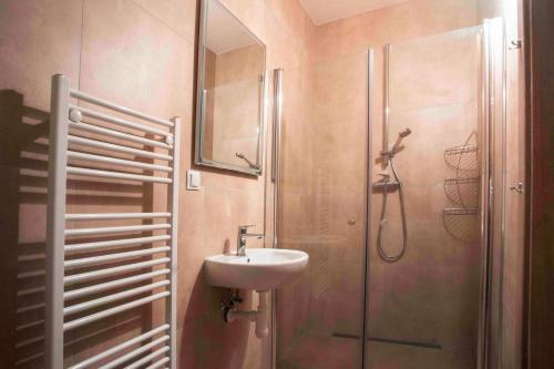 La salle de bains est pourvue d'un lavabo et d'une douche. dans l'établissement Apartments Lucky Jasna - Apartmánový Dom 188 Apartment Nr. 5, à Demänovská Dolina