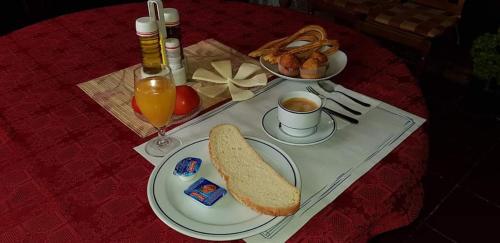 カンポ・デ・クリプターナにあるHotel Rural La Casa de los Tres Cielosのテーブル(パン、コーヒー、トースト付)