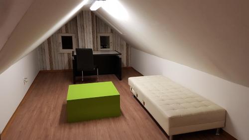 Televisyen dan/atau pusat hiburan di Butzbach Hotel & apartment