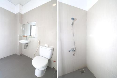 bagno bianco con servizi igienici e lavandino di Nha Trang Pearl Hotel a Nha Trang