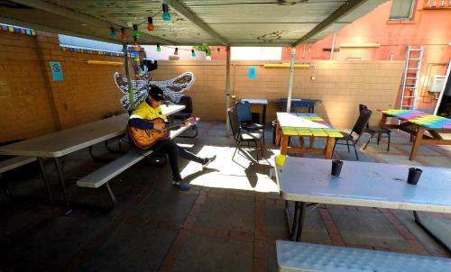 Ein Sitzbereich in der Unterkunft The Hive Hostel - Traveler Friendly, Passport Only