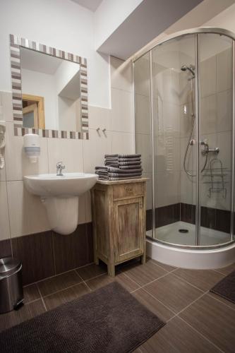 a bathroom with a sink and a shower at Gościniec i Herbaciarnia Pod Złotą Łyżwą in Białka Tatrzanska