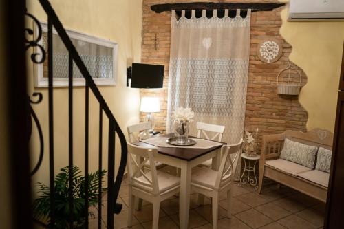 B&B Alexander في Pollutri: غرفة طعام مع طاولة وكراسي