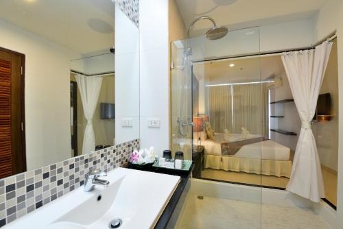 Ett badrum på Vogue Pattaya Hotel