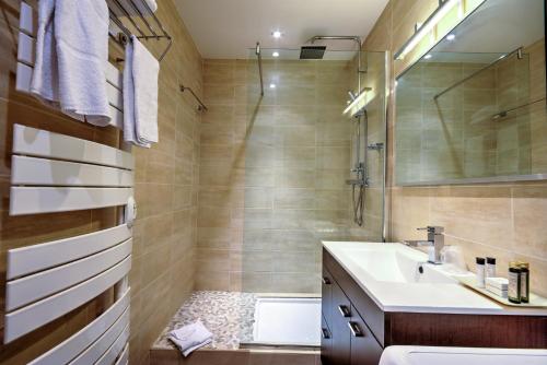 une salle de bain avec un lavabo, des toilettes et une douche dans l'établissement Appartement Cannes Centre, à Cannes