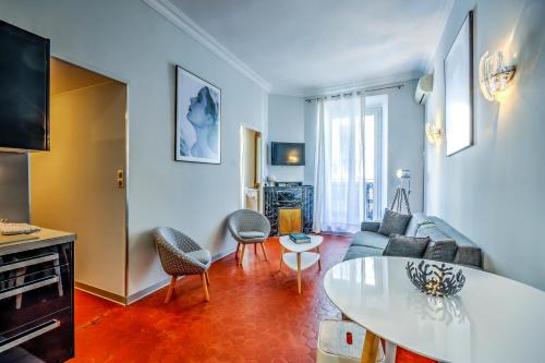 un salon avec un canapé et une table dans l'établissement Appartement Cannes Centre, à Cannes