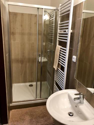 Bilik mandi di YELLOW STREET APARTMENT
