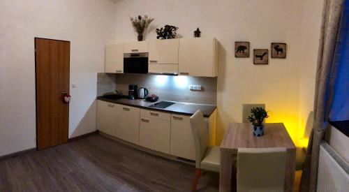 une petite cuisine avec une table et une table ainsi qu'une chambre dans l'établissement YELLOW STREET APARTMENT, à Rokytnice nad Jizerou
