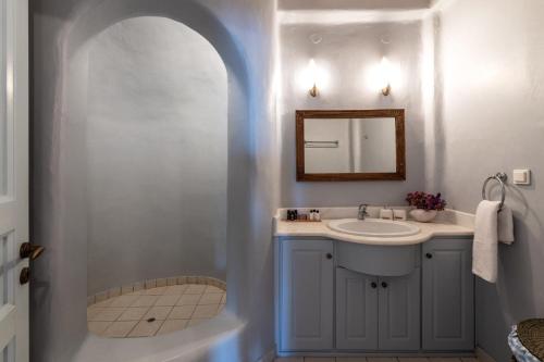 łazienka z umywalką i lustrem w obiekcie Summer Mood Villas "Plus" - 6 bedroom villa w mieście Agios Sostis Mykonos