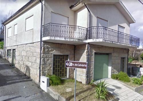 a street sign in front of a building at Casa Sr do Calvário in Paços de Ferreira