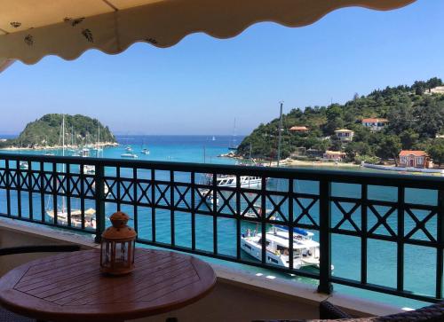 a balcony with a table and a view of the ocean at Limani Studio in Lákka