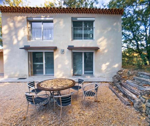 Un patio o zona al aire libre en Villas de La Ferme Du Gros Noyer