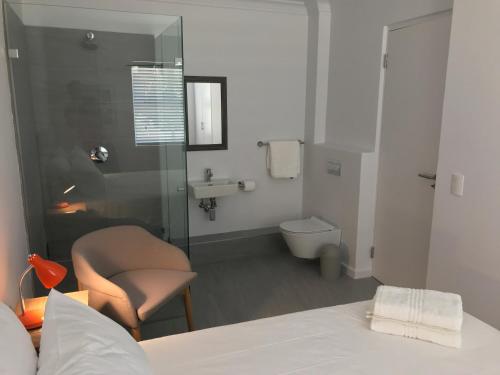 une salle de bain avec une douche, des toilettes et un lavabo dans l'établissement De Waterkant Piazza Apartments, au Cap