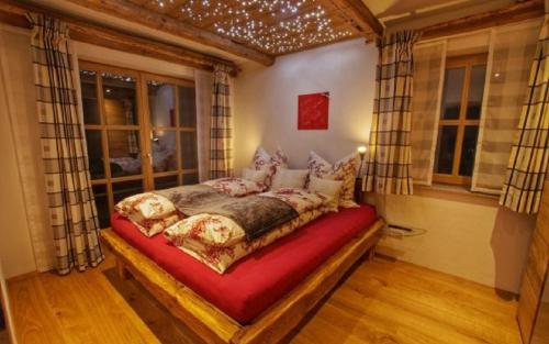 Ένα ή περισσότερα κρεβάτια σε δωμάτιο στο Holzhaus Lugerhof