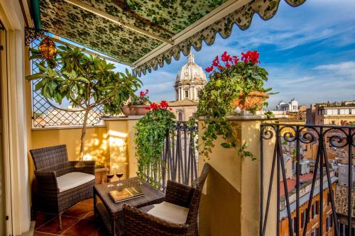 ローマにあるブティック ホテル カンポ デ フィオーリのバルコニー(椅子、植物付)が備わります。
