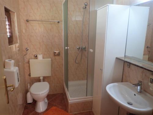 Koupelna v ubytování Apartments Pjer