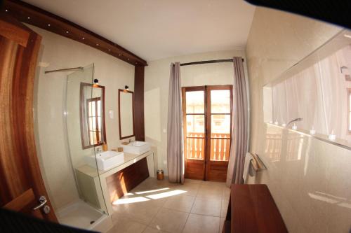 Ένα μπάνιο στο Hotel Casa Evora - luxury and beach front