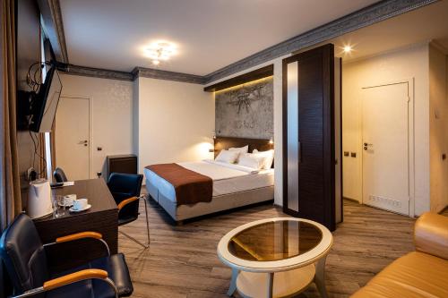 pokój hotelowy z łóżkiem i stołem w obiekcie Biplan Hotel w mieście Dyneburg