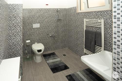 Un baño con inodoro, lavabo y bañera. en Vitetum, en Bitetto