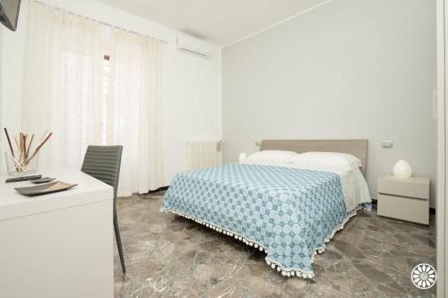 Habitación blanca con cama y escritorio en Vitetum en Bitetto