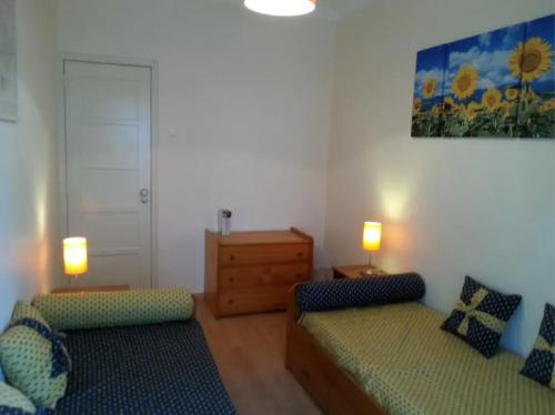 sala de estar con 2 camas y vestidor en Akicity Sintra Easy, en Sintra